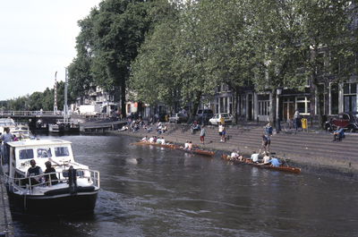 858089 Gezicht op de Weerdsluis te Utrecht, met enkele kano's en op de achtergrond de huizen aan de Bemuurde Weerd O.Z.